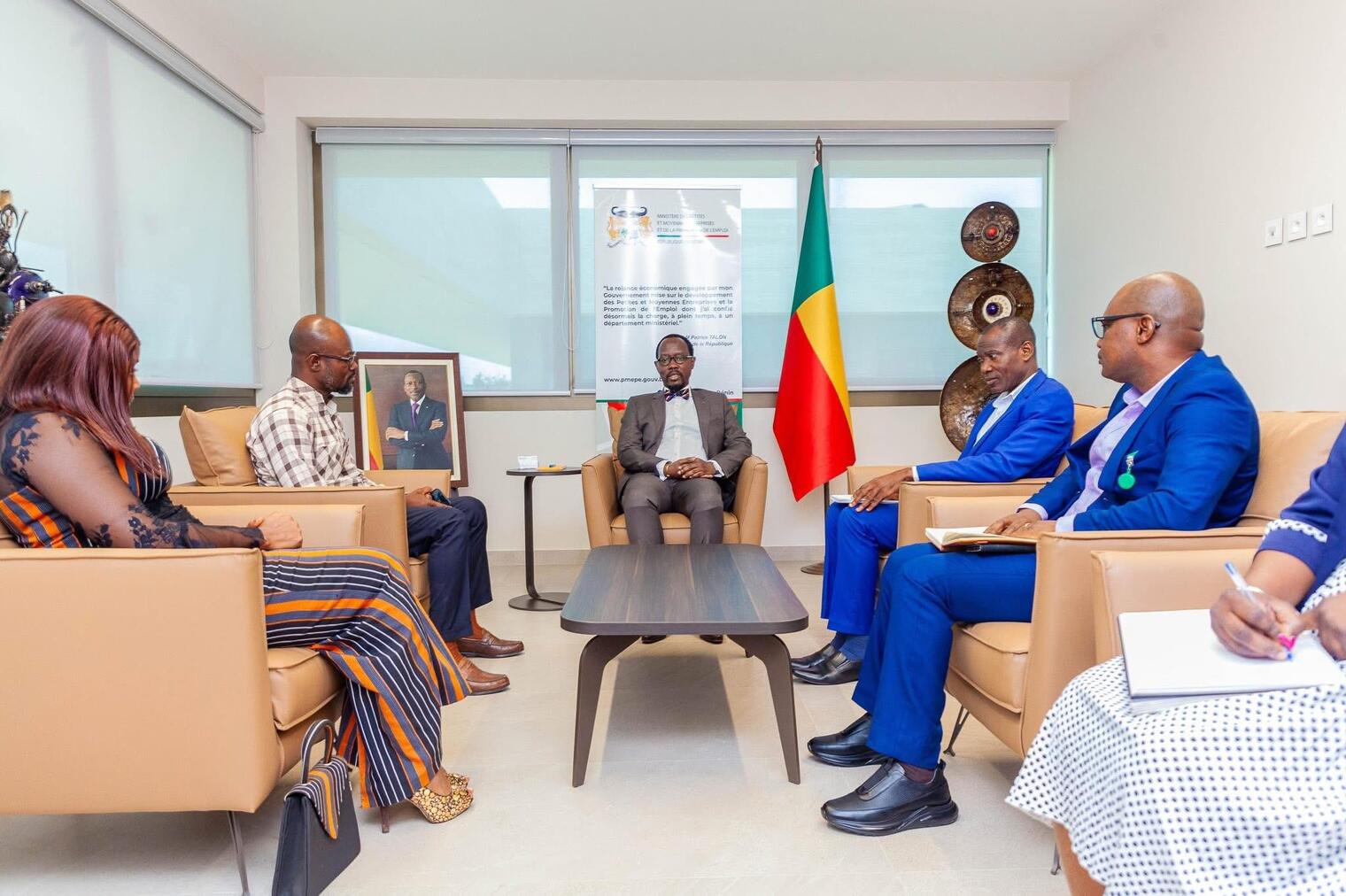 le-ministre-promotion-emploi-modeste-tihounte-kerekou-recu-audience-mercredi-decembre-2025-kossi-vigan-bottier-maroquinier-mme-fatoumata-dosso-creatrice-mode